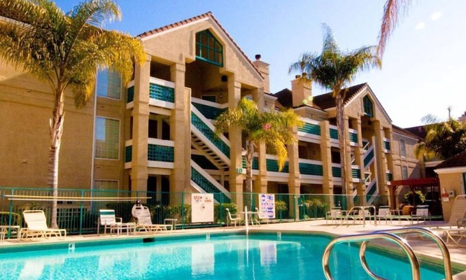 Sunnyvale Complejo | Affordability Meets Comfort! TWO Spacious 2B Suites, Onsite Swimming Pool!