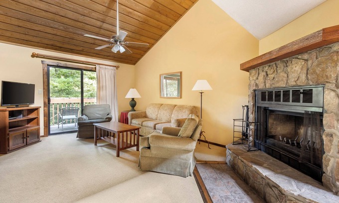 Sapphire Complejo | Affordability Meets Comfort! Pool, Free Parking, Minutes to Sapphire Lake