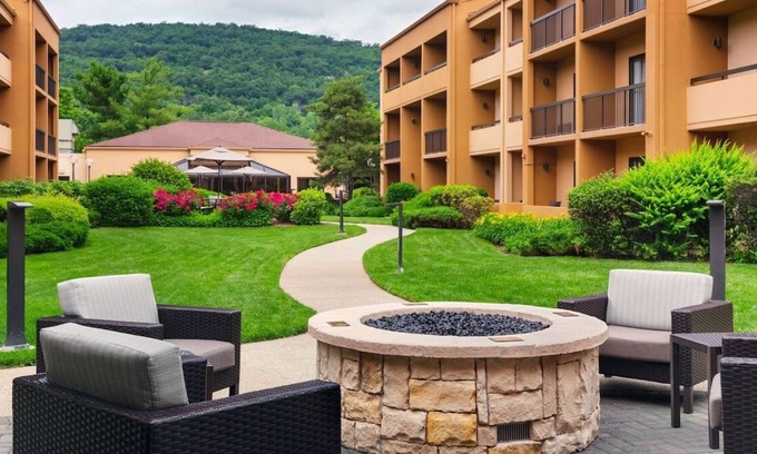Mahwah Casa | Affordability Meets Comfort! Pool, Free Parking, Pet-Friendly Property