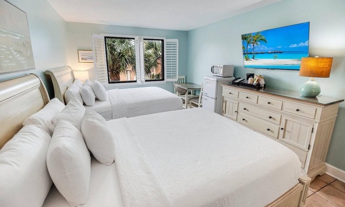 Litchfield by the Sea Apartamento | Affordable 2nd Floor Resort View Lodge Room
