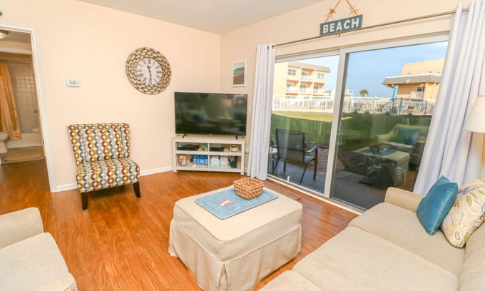 Butler Beach Condominio | ¡VISTA ACCESIBLE Y AL OCÉANO! Planta baja condominio de 1 habitación con vista a la piscina