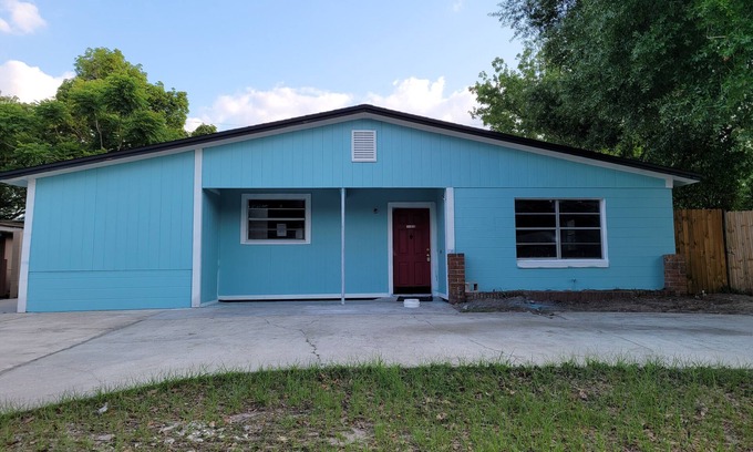 Altamonte Springs Casa | Affordable Casual Living in Altamonte Springs for Large Group