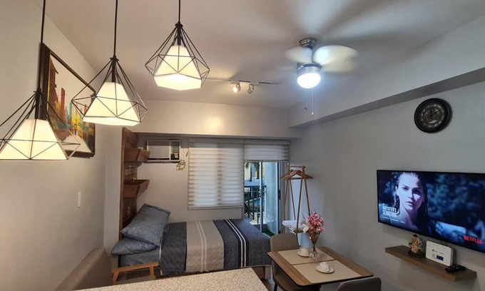 Pio del Pilar Apartamento | Affordable Condo in Makati w/Wi-Fi, Netflix, Pool