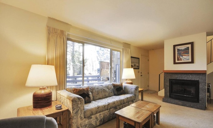 Lake Forest Condominio | Affordable Condo- Shared Hoa Hot Tub- Walk to Lake