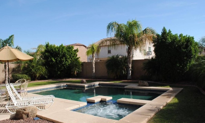 Sheely Farms Casa | 4000 pies cuadrados Pie. de lujo: piscina, spa y mesa de billar (su propio complejo privado)