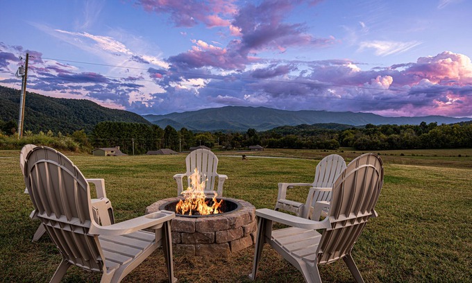 Cosby Cabina | Affordable luxury: mountain view 3 BR cabin w/ hot tub, Wi-Fi and game room fun!