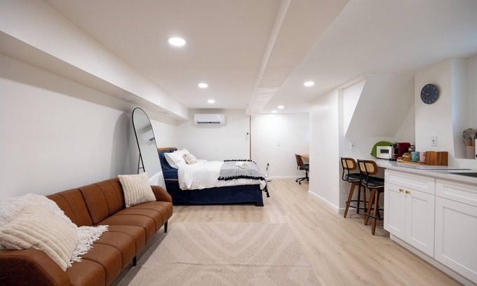 Edgewater Casa | Affordable NYC Luxury: Warm & Inviting Stay, Walk to Riverside Views