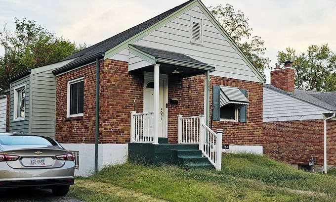 University City Casa | Affordable Peaceful Cozy House in STL