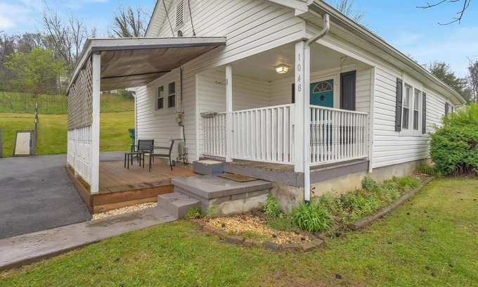 Bristol Casa | Affordable, Private, Single Level House Steps From Hard Rock Casino Pet Friendly