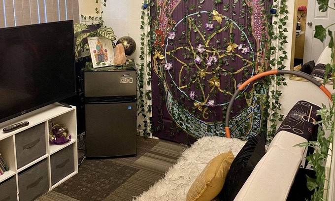 Taylor Casa | Agape Abode is a unique 420 friendly "hippie playhouse" with a style all its own