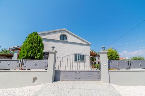 Petaleia Casa | Agathis Home