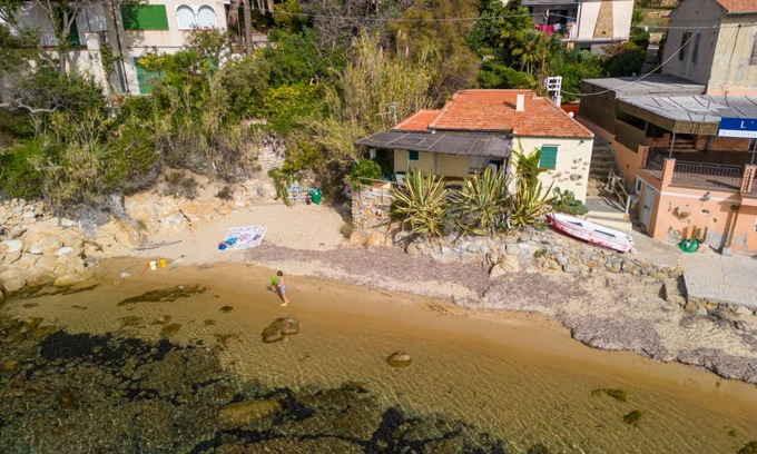 Scaglieri Apartamento | Agave directly on the Forno beach with private parking space and large terrace by the sea