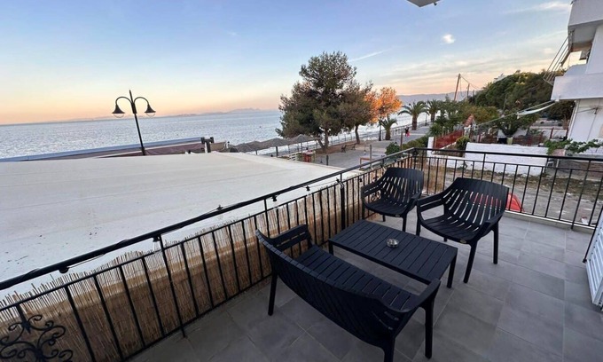 Agii Theodori Apartamento | Agioi Theodoroi Beachview Chic Modern Apt