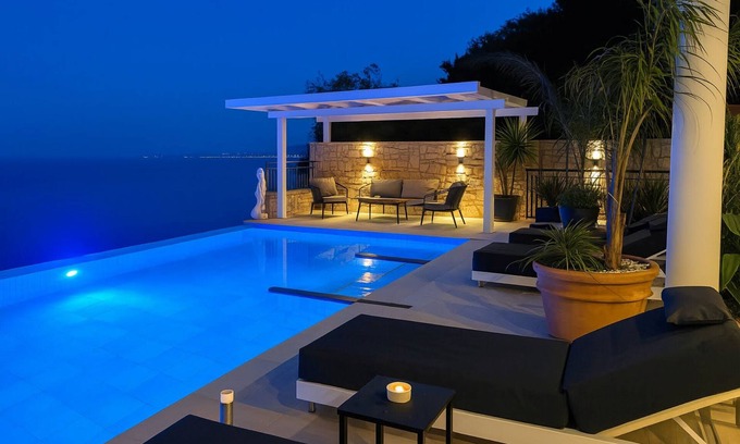 Kentroma Villa | Agni Bay, NEcoast, lujosa villa con vista al mar / privacidad / piscina / WiFi / AC / smart-TV / BBQ / beach
