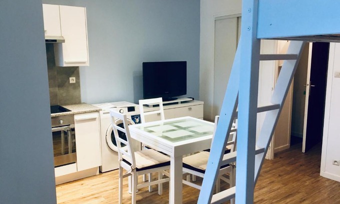 Bagneres-de-Luchon Apartamento | Agréable studio neuf avec vue + parking gratuit