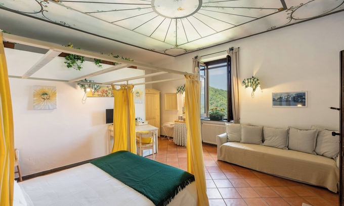Fisciano Apartamento | Agriturismo 'Suite Con Vista Vesuvio' con vistas a las montañas, Wi-Fi y aire acondicionado