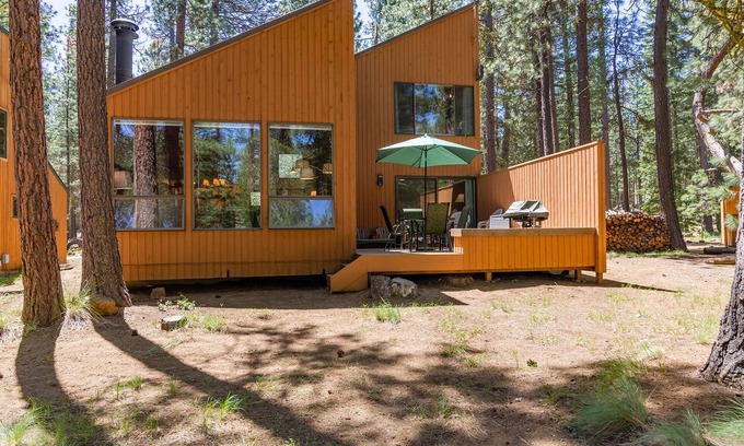 Black Butte Ranch Cabina | Encantadora y renovada cabaña de tres habitaciones con vista al lago!