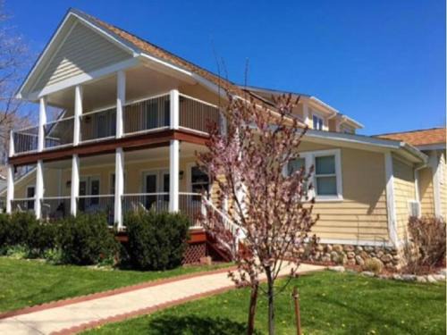 Put-in-Bay Hotel | Ahoy Inn Guesthouse