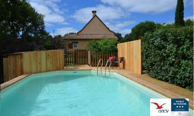 Saint-Julien-de-Crempse Casa | Air-conditioned, garden, private heated swimming pool, pets allowed