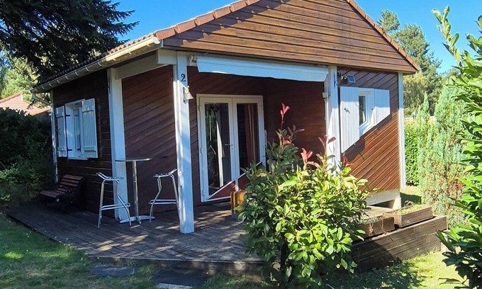 Saint-Remy-Sur-Durolle Chalet De Esquí | Air-conditioned chalet with enclosed garden sleeps 4