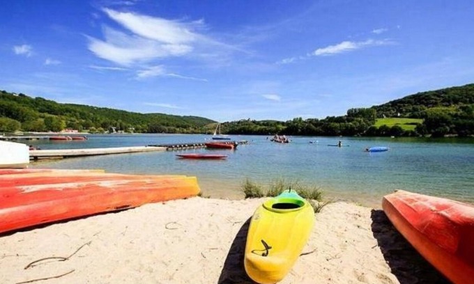 Lissac-sur-Couze Chalet De Esquí | Air-conditioned chalet with lake view