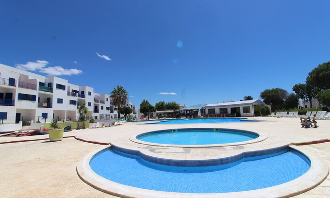 Montes de Alvor Apartamento | CÓMODO T2 AIRE ACONDICIONADO EN RESIDENCIA CON GRAN PISCINA Y TENIS
