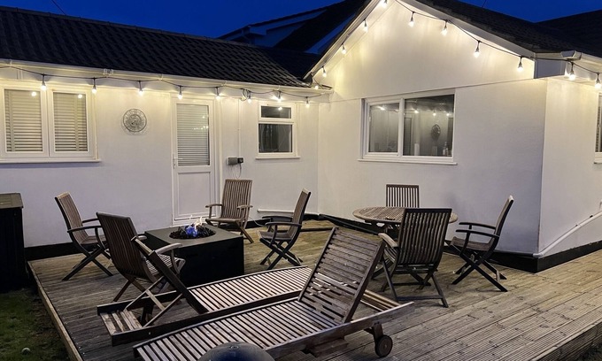 Trevone Casa | Air conditioned 4 double bed bungalow in quiet location with EV point + parking