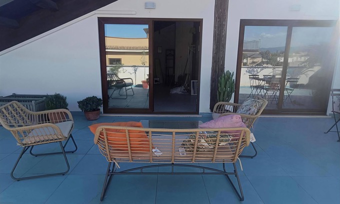 Locri Apartamento | Air-conditioned attic room with large terrace