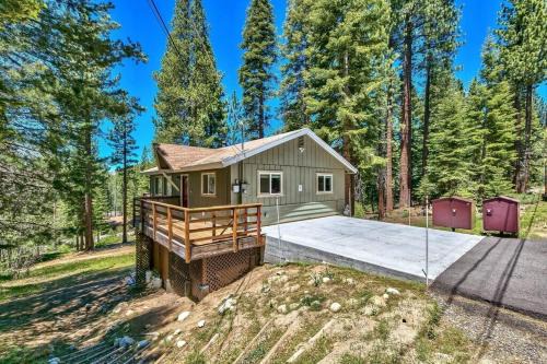 Country Club Estates Casa | Air-Conditioned Tahoe Cabin - Foosball - Forest Views