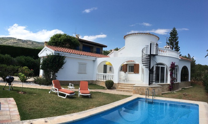 Alcossebre Villa | Villa con aire acondicionado de 2 dormitorios con WiFi y piscina privada en el hermoso jardín