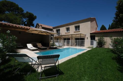 Mouries Villa | Air-conditioned villa heated pool Alpilles, sleeps 8 LS1-456
