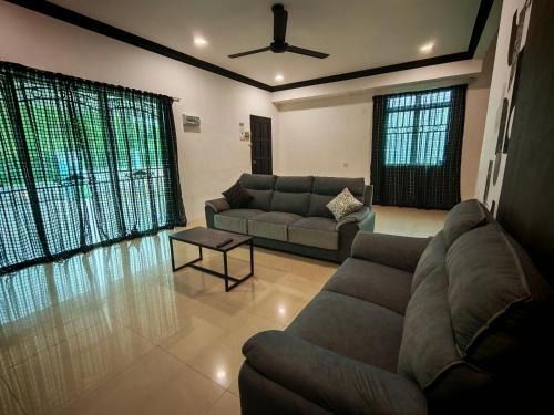 Simpang Casa | Air-home M1 Simpang near Aulong Econsave, 4BR, 10pax, Netflix