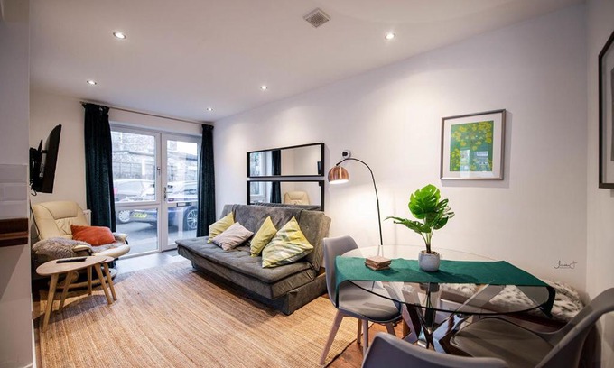 Offerton Apartamento | Air Host and Stay - Apartment 5 Broadhurst Court sleeps 6 minutes from town centre
