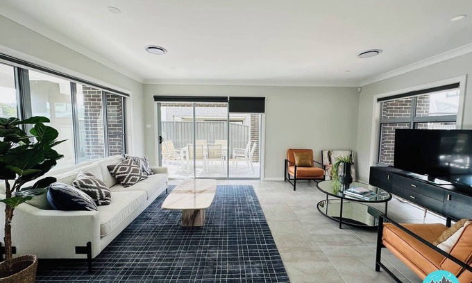 Denham Court Casa | Aircabin - Denham Court - Modern - 4 Beds House