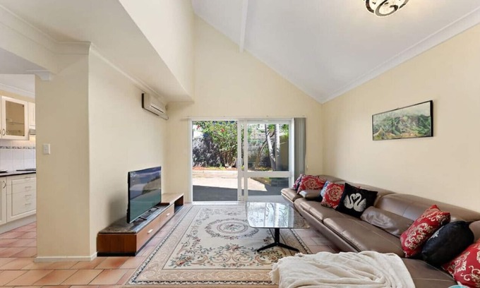 Cremorne Casa | Aircabin | Neutral Bay | Cheerful | 2 Beds House