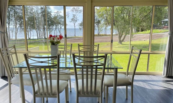 Tuggerawong Casa | Aircabin | Tuggerawong | Lake Front | 3 Beds House