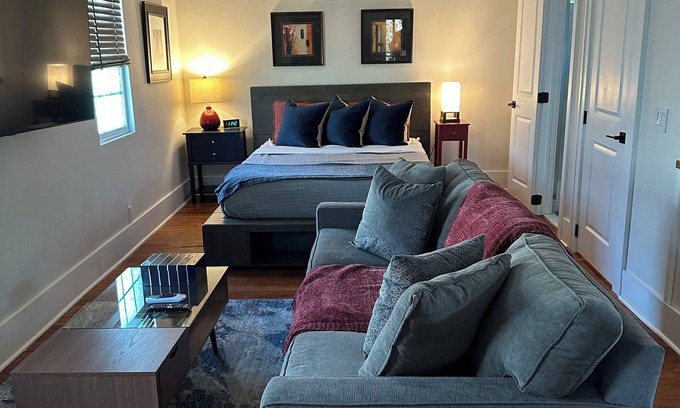College Park Cabaña | Airport 2.5 mi, Downtown 8.5 mi, Midtown 12 mi: Studio in Historic College Park