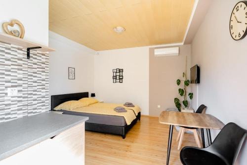 Cilipi Casa | Airport Garden Room