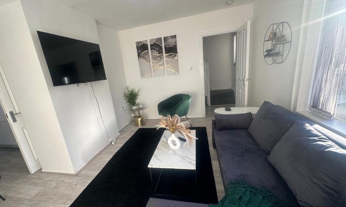 Broadheath Casa | Airport House - Long Stays Near Hospital!