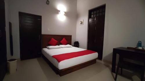 Kimbulapitiya Casa | Airport in 10 Min - Cozy Upstairs for Two with Garden Air-conditioning and Balcony