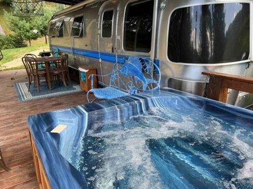 Sugar Grove Casa | Airstream at a Petting Zoo w/Hot Tub