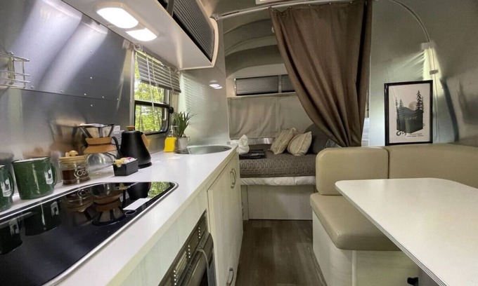 Eureka Springs Alquiler De RV | Airstream Bambi with Hot Tub and outdoor kitchen