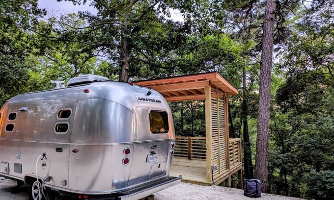 Eureka Springs Alquiler De RV | Airstream with Hot Tub and Sunset Deck at Loblolly P
