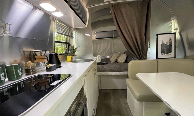 Eureka Springs Cabina | Airstream with Sunset Deck