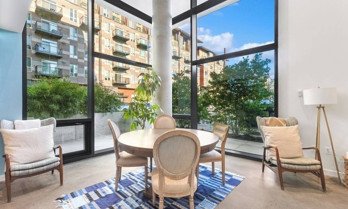 Downtown Apartamento | Airy and Open Corner Loft - 92 Walkscore