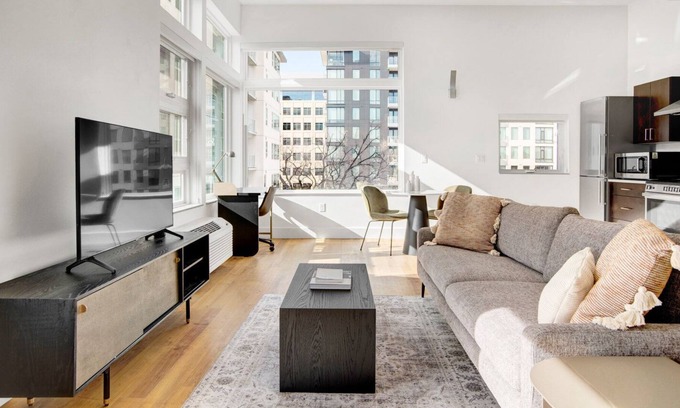 Cherry Creek Apartamento | Airy Cherry Creek Studio w/ Lounge, W/D near 2nd Ave shops, by Blueground