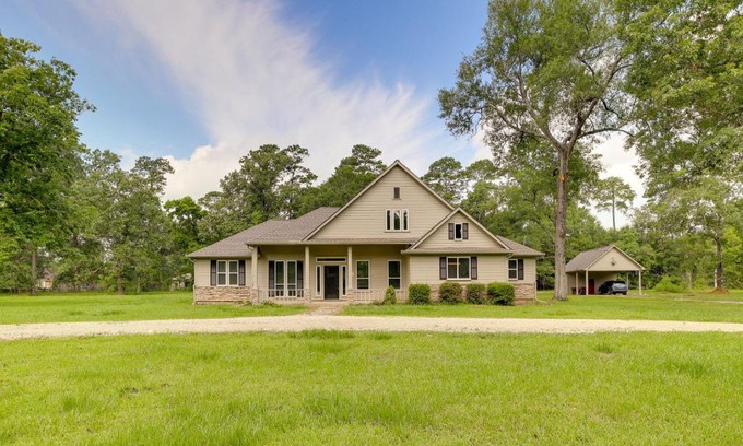 Hull Casa | Airy Dayton Vacation Home with Deck and Private Yard!