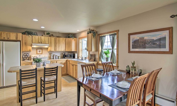 Emigrant Casa | Airy Emigrant Townhome w/ Sweeping Mtn Views!