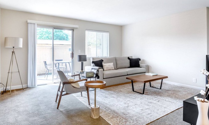 Warm Springs District Apartamento | Airy Fremont 2BR w/ W/D, Parking, close to Tesla & Shops, by Blueground