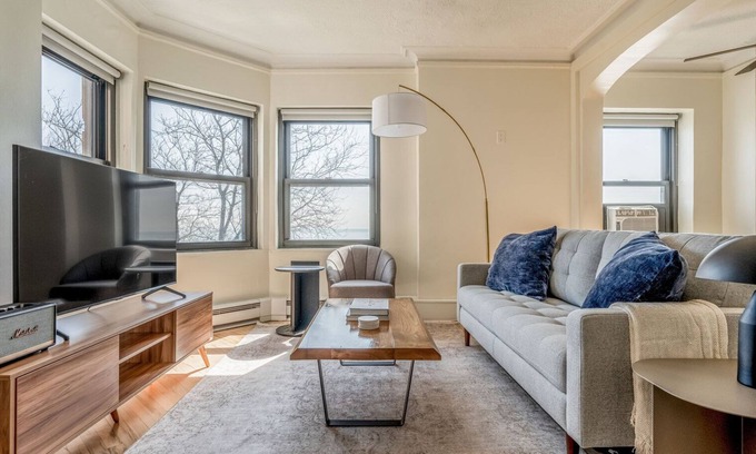 Gold Coast Apartamento | Airy Gold Coast 1BR w/ Doorman & Gym, nr Mariano Park, by Blueground